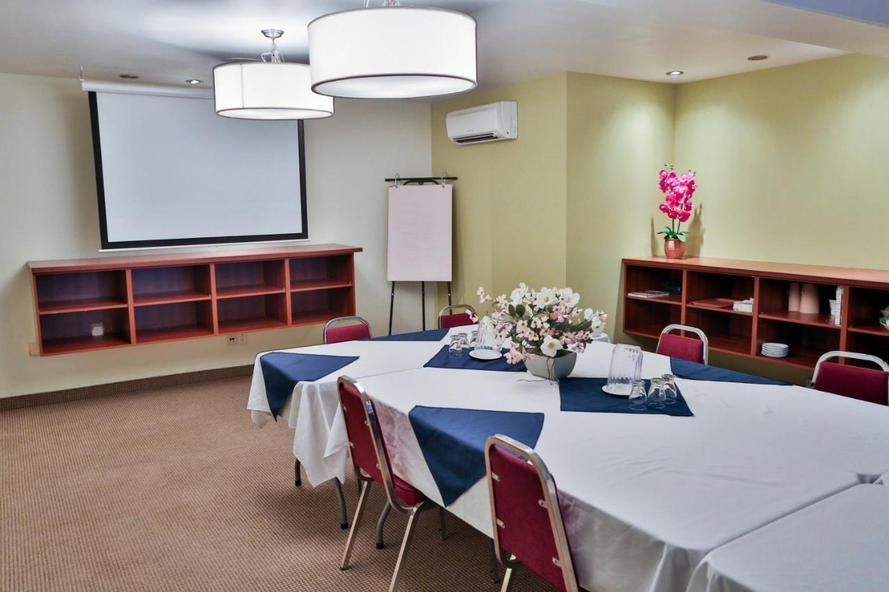 Hotel Le Versailles Saint-Sauveur-des-Monts Επιχειρήσεις φωτογραφία